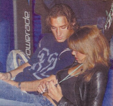 Francesco Totti e Ilary Blasi con manifesto Powerade sullo sfondo